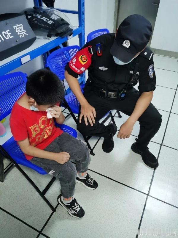 大型社死现场！重庆，一男孩报警说自己丢失了书包，里面有身份证、家门钥匙，更重要的