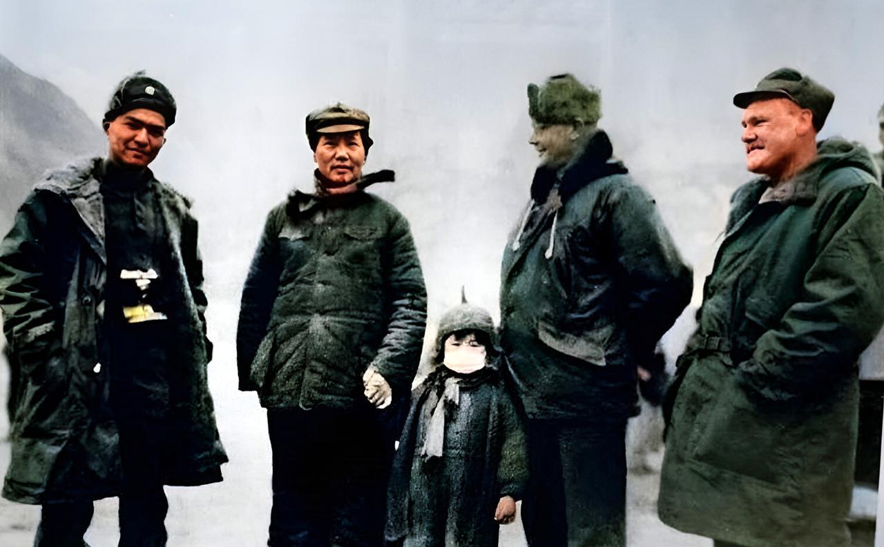 这是1946年毛主席与前往延安的美军观察组成员在一起。毛主席旁边那个戴着口罩的小