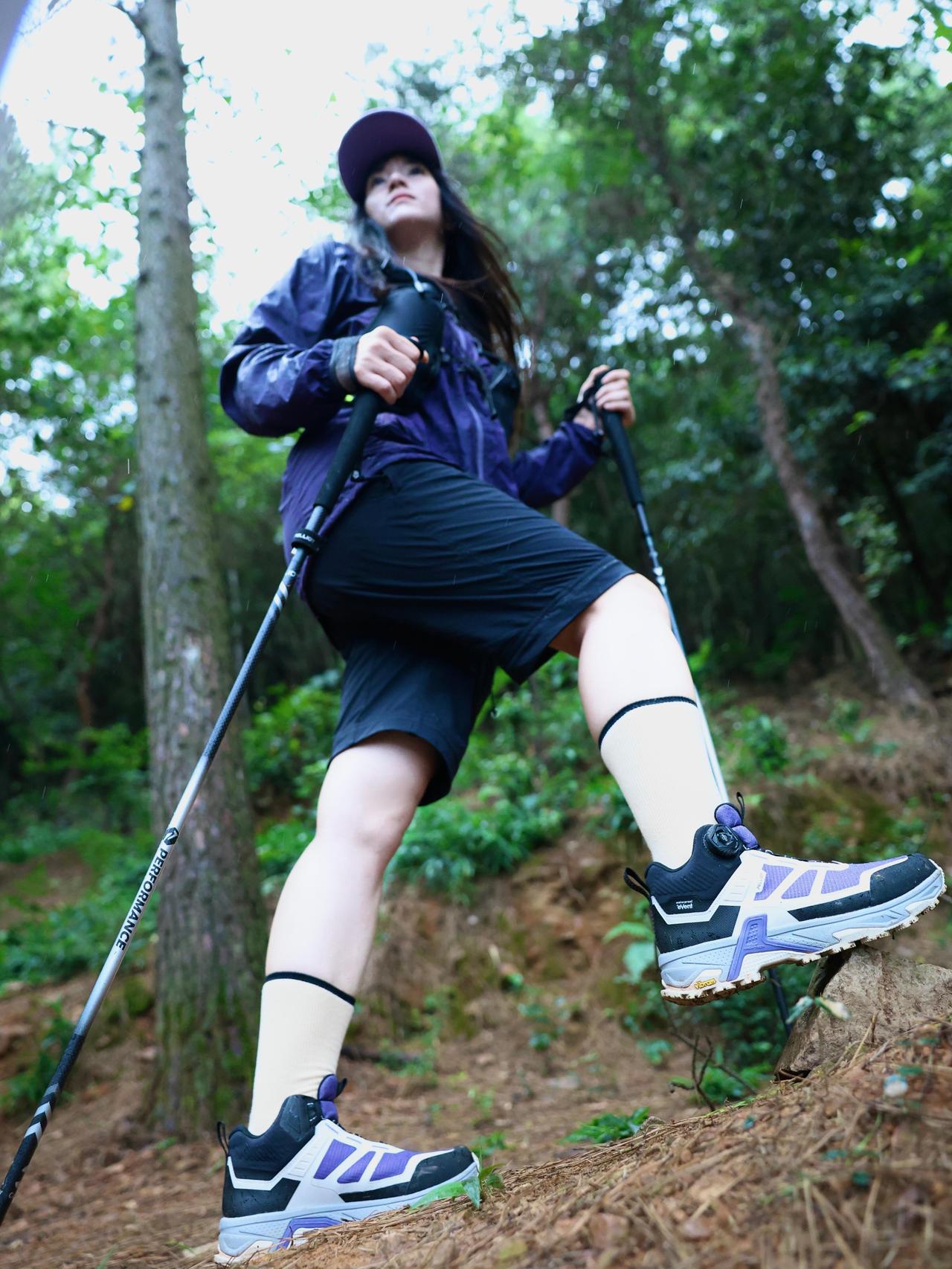 户外运动女孩享受山林徒步林间漫步爬山徒步旅行运动休闲风穿搭