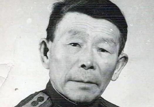 1941年，一个41岁的矮个子中年男人走进苏联军营报到。士兵档案上写着三个词：木