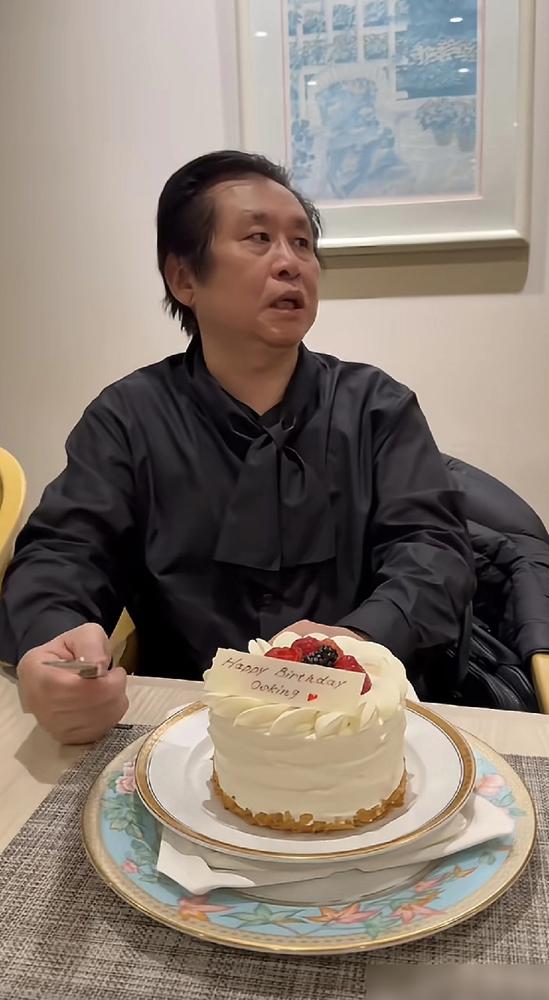 郑智化机场风波后露面过生日，场景有点凄凉，蛋糕特别小，跟前没几个人，微博清空后晒
