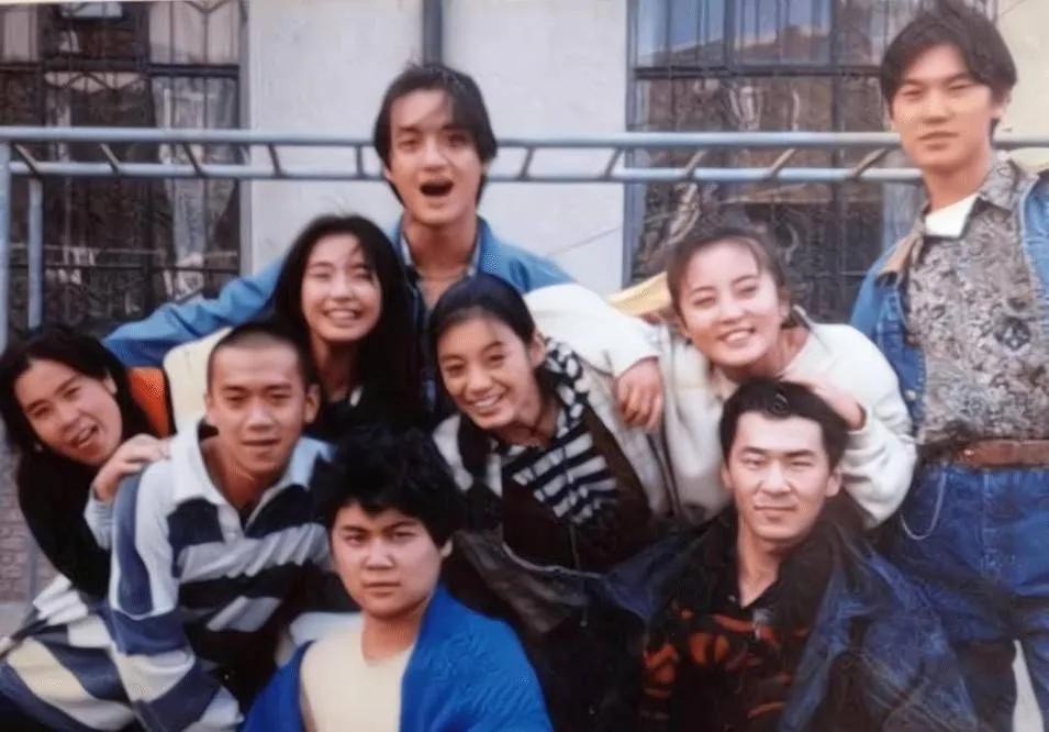 这张9人合照，我只认出了嘴巴大张、浓眉小眼、发型犀利的李亚鹏与方颐大耳、剑眉星目