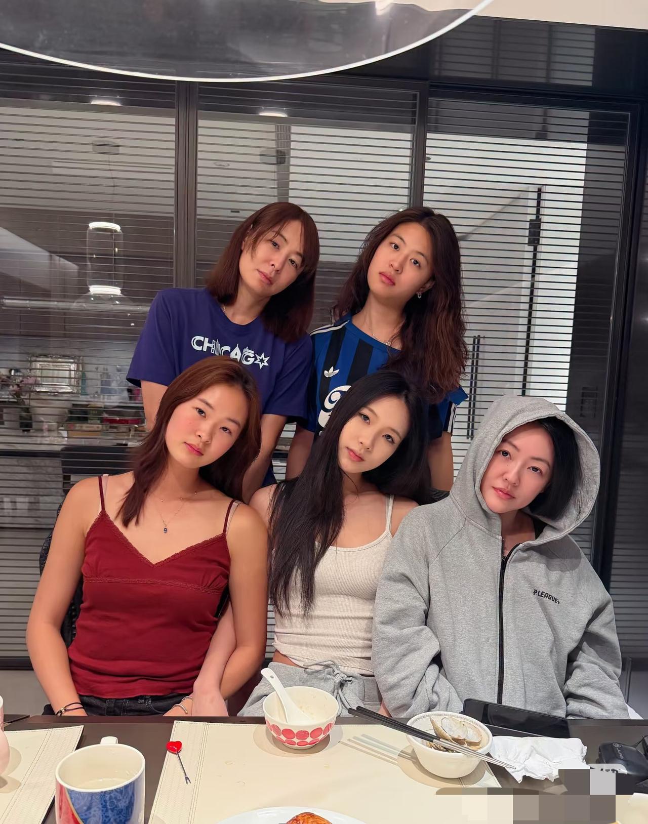 小S带女儿做客贾永婕家这事儿可太有意思了。起因是贾永婕追台剧《聪明镇》，心疼小S