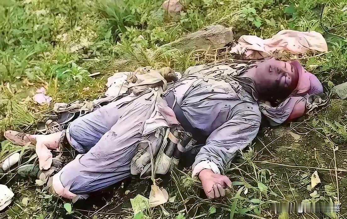 朝鲜战场中的志愿军战士，倒在了血泊之中，今天我们看到这样的画面，内心也是非常的感