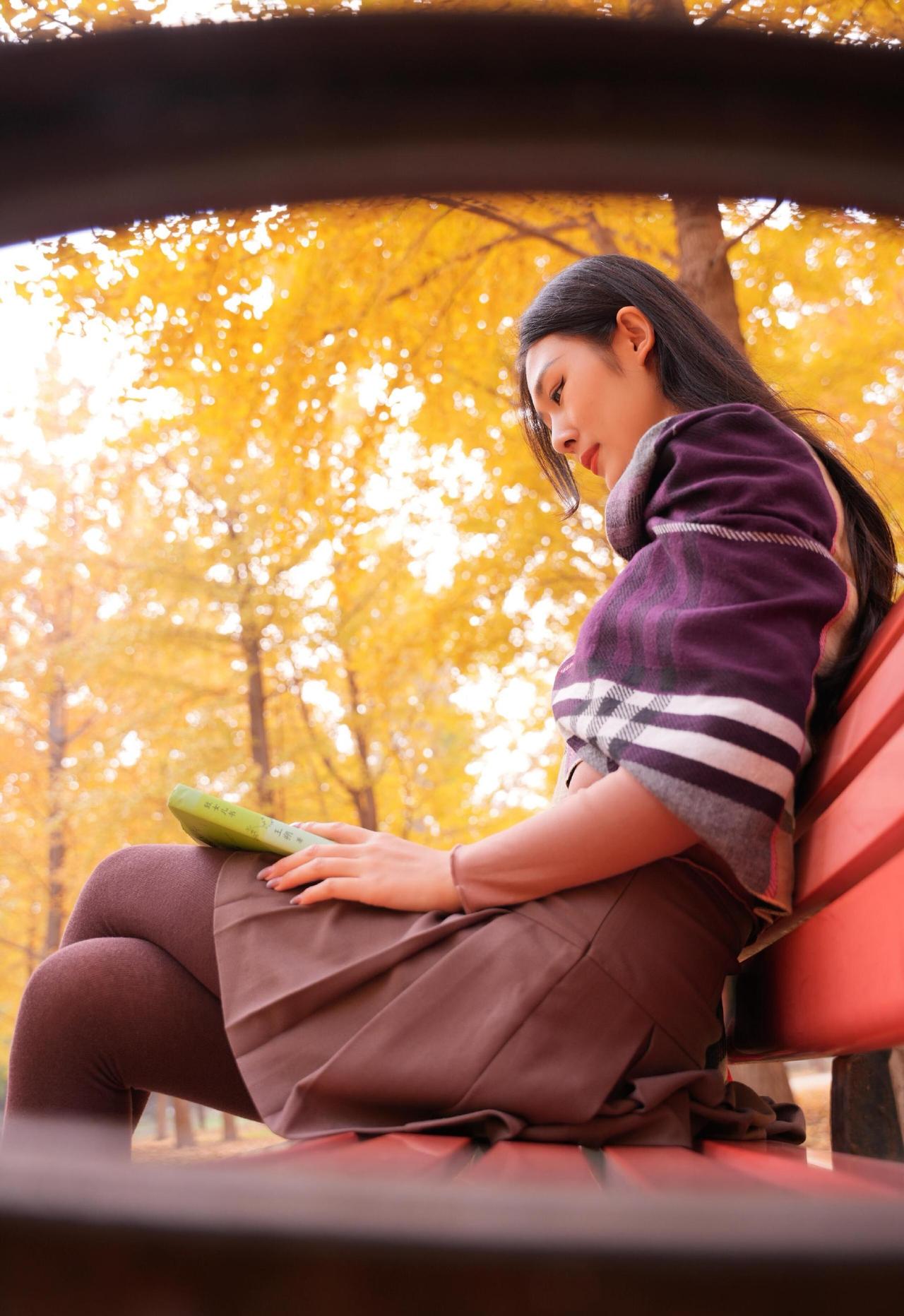 这套穿搭是复古松弛的棕调秋日学院风，把秋日氛围感和青春活力融合得很适配。撞色卡通