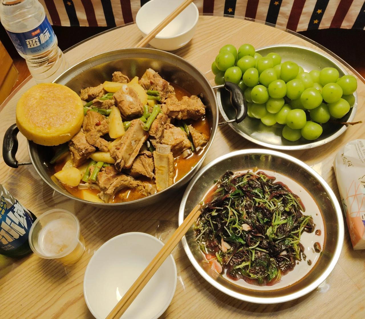 今晚九点多才吃晚饭，一个土豆豆角烧排骨，一个炒红苋菜。一天就吃这一顿。本来6点多