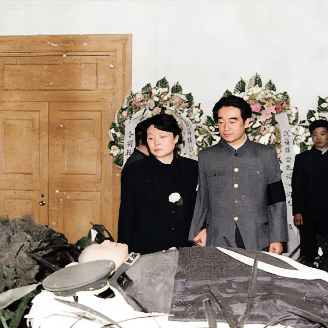 1991年，孔从洲将军留在人世间的最后一张照片，镜头中的他遗容非常安详，儿子孔令