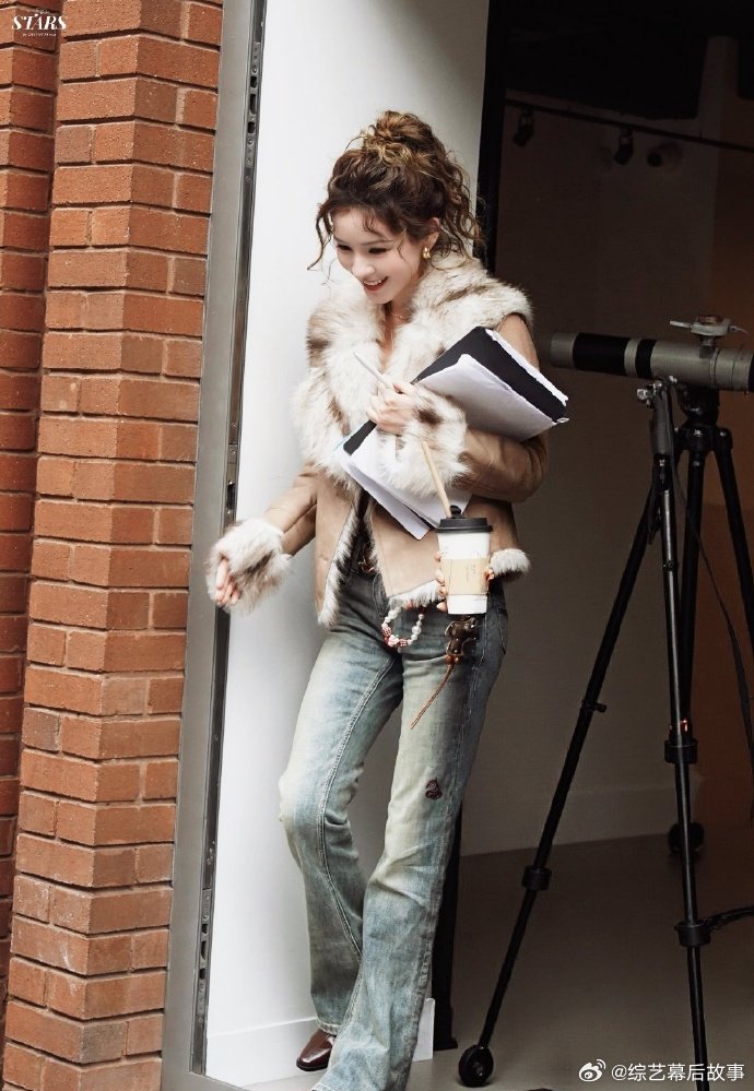 张予曦妈咪变学姐路透里的张予曦风格切换自如，不管是温柔挂还是清爽挂，都很有自己