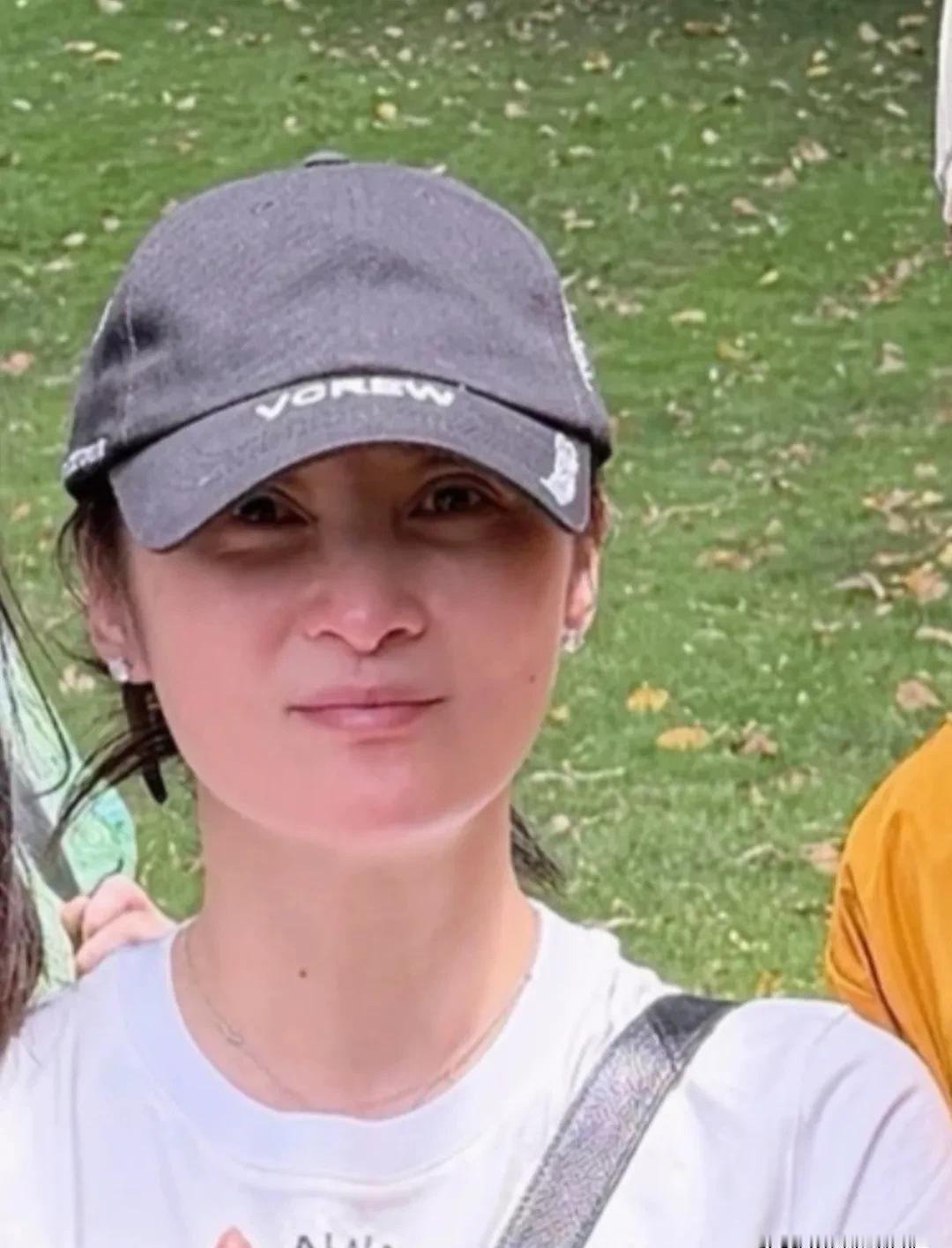 新西兰的海风吹乱了她的头发，粉丝举起手机时，她没躲。素颜的蒋勤勤穿着拖鞋站在超