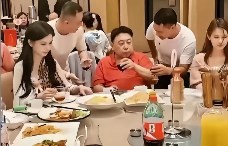 王晶在宴席上的一幕