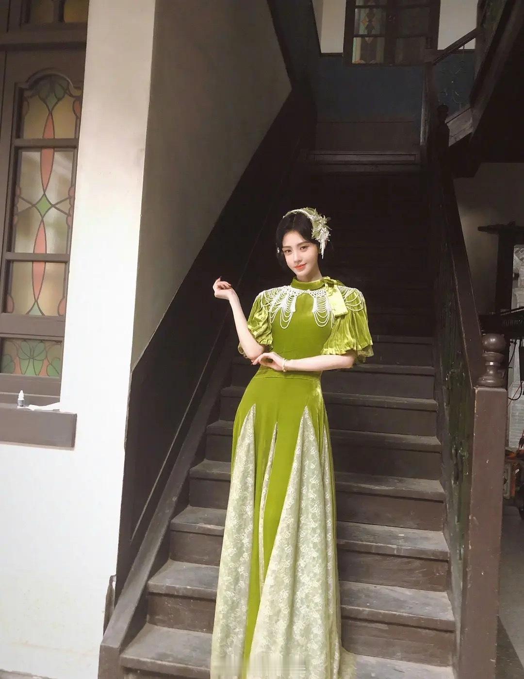 鞠婧祎是不是很喜欢把自己的照片p成170，也算是内娱独一份吧，明明只有155却