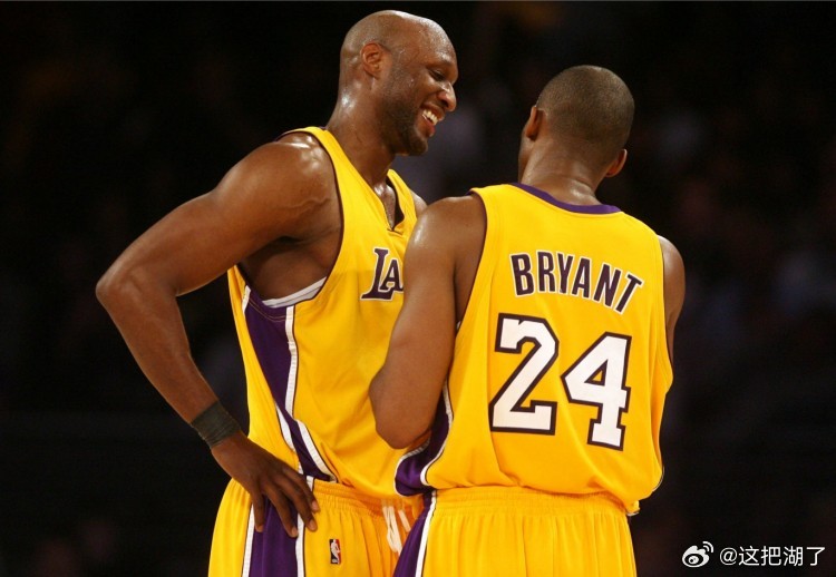 奥多姆近日在播客节目里说梦见了科比：“他回头看着我，对我说‘来世并不像人们想象的