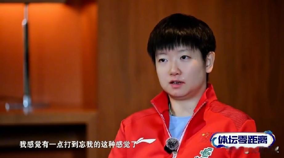 央视采访，孙颖莎和马琳超级互动，太默契了！记者问:你打张本美和，完全压着