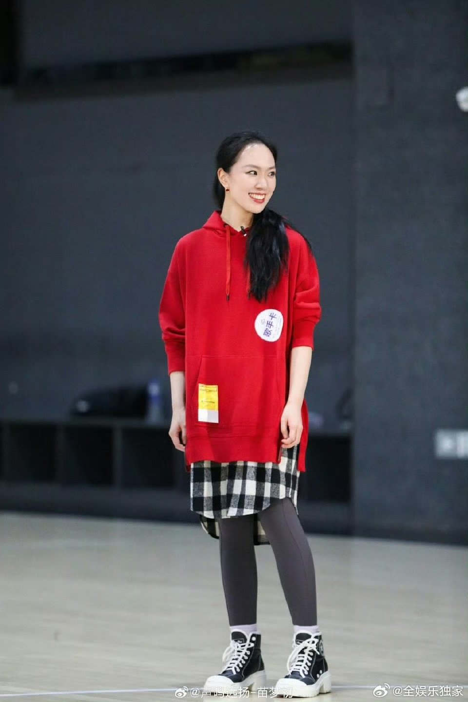 苗梦初淘汰声鸣远扬直播苗梦初虽然被淘汰，但她的实力和舞台永远留在观众心里