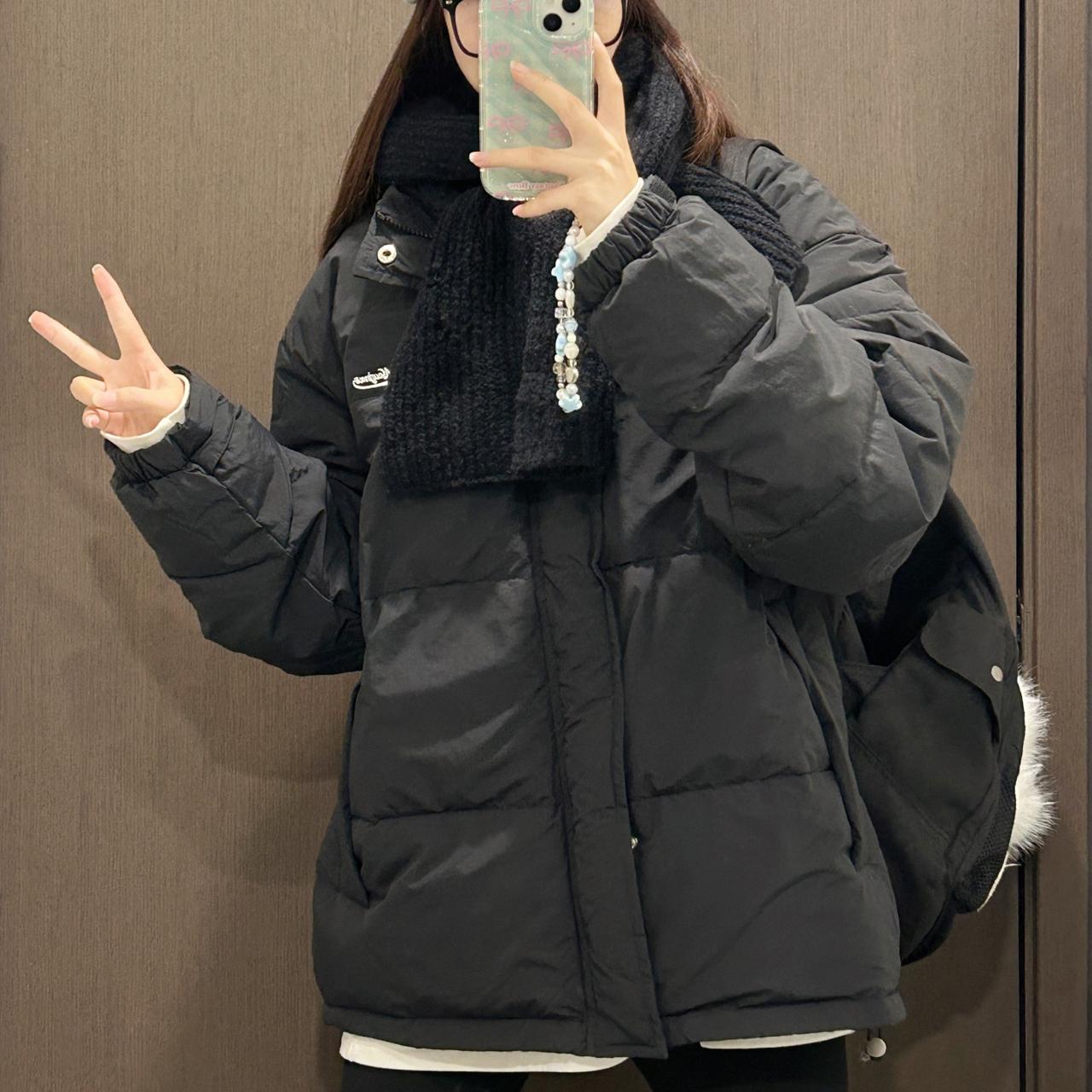 大家发现没，冬天的黑色长款羽绒服，才是最实用的，白色好看却难扛污渍，彩