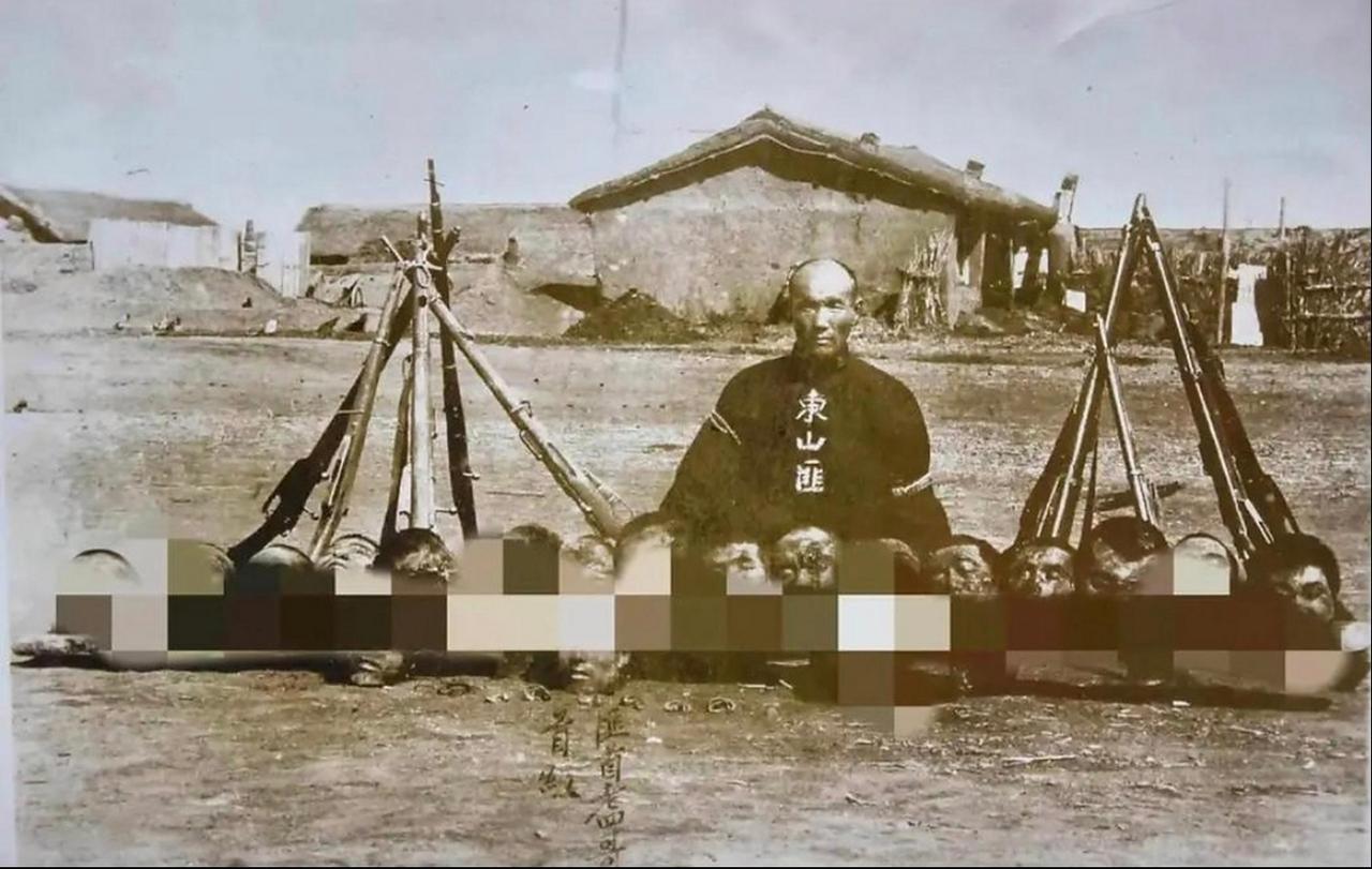 这张照片拍摄于1935年的东北，是侵华日军为震慑民众而拍摄的影像，核心人物是被日