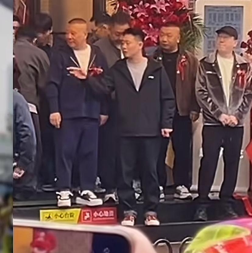 【高鹤彩参加上海德云社开业，郭德纲安排的位置含义深远，你怎么看？】18日，德云