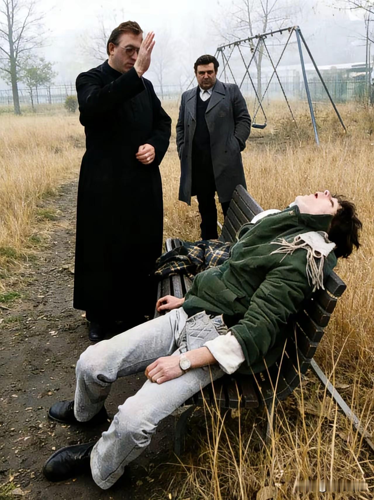 照片中座椅上坐着的这个男子，已经离开了这个世界，时间是1972年，地点是意大利，