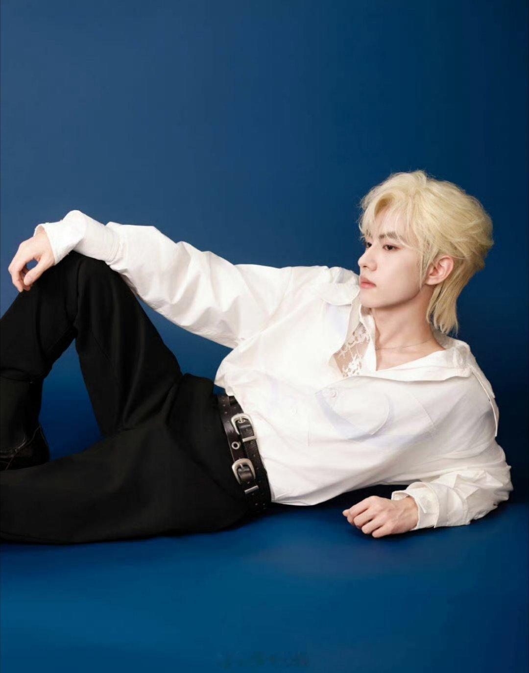 一起来看看同一个摄影师拍的展轩跟刘轩丞，两个人主打的都是白色系风格啊，这要是被两