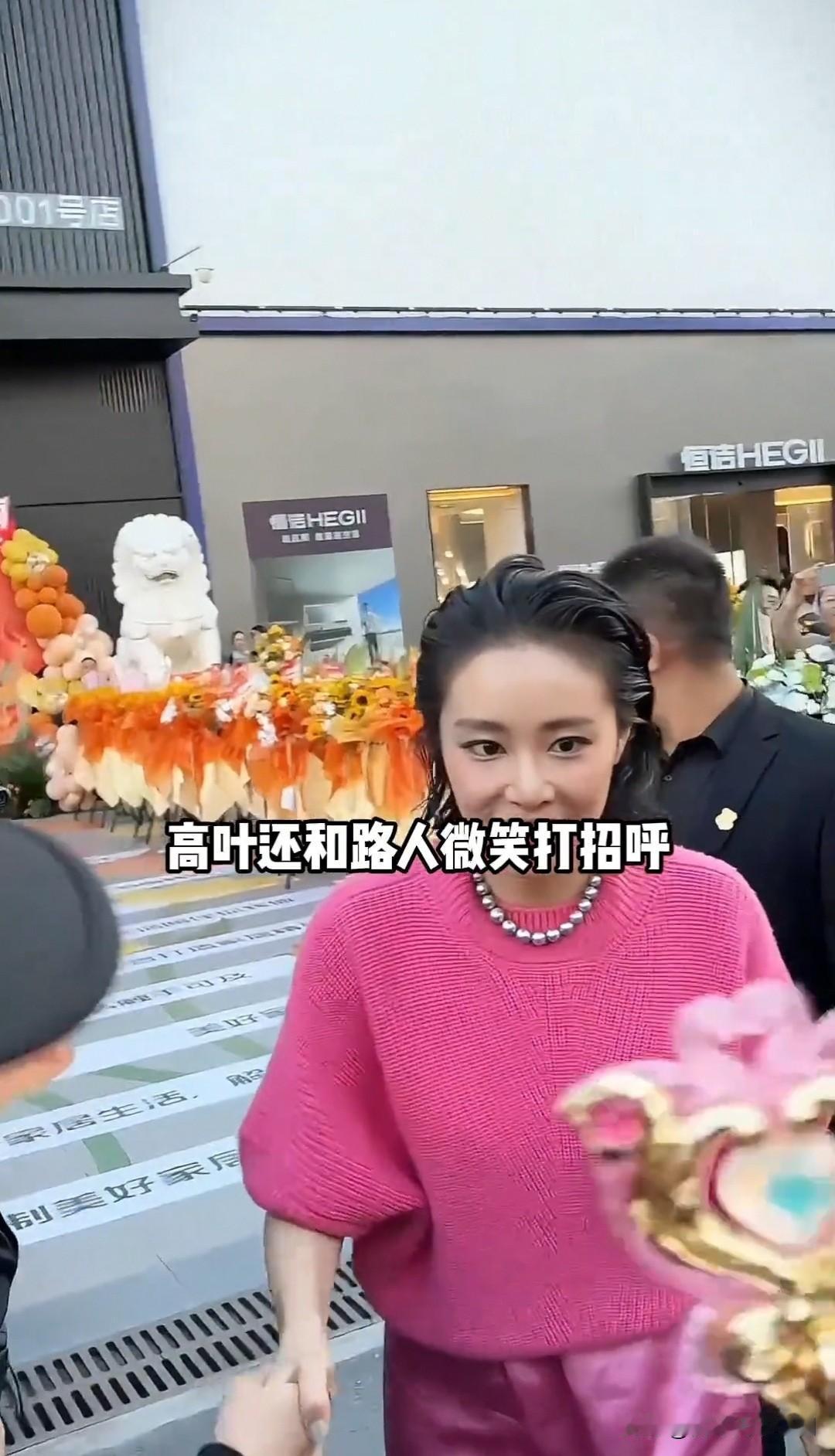 路人镜头抓拍明星微表情，高叶一脸嫌弃，李雪健发飙，梦溪瑶更是装作看不见[呲牙笑][