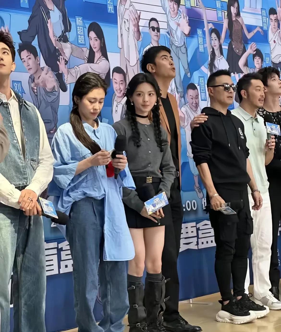 官方报道杨超越身高在168，但是网友说她真实身高应该在168--170之间。官
