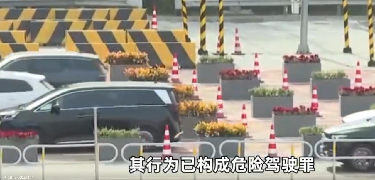 离了大谱！上海，一男子酒驾撞上了围栏，另一名男子围观时发现对方喝了酒，不但没举报