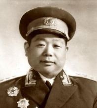 1983年，陈锡联想去看望詹才芳，秘书以为，陈锡联级别高，现在又是中顾委常委，便