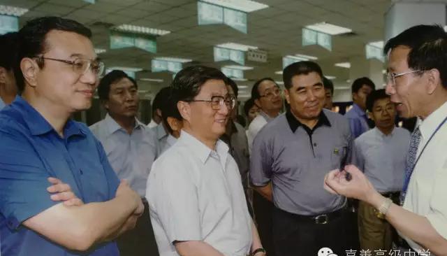 2003年7月25日，黄菊在河南省委书记的陪同下调研企业就业和再就业工作。要求抓