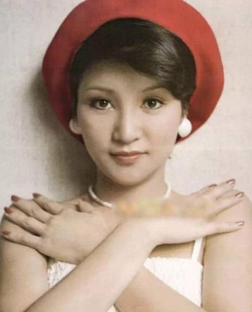 1979年，一天晚上，狄波拉只身拜会了赌王何鸿燊，那晚之后，赌场免去了谢贤一半的