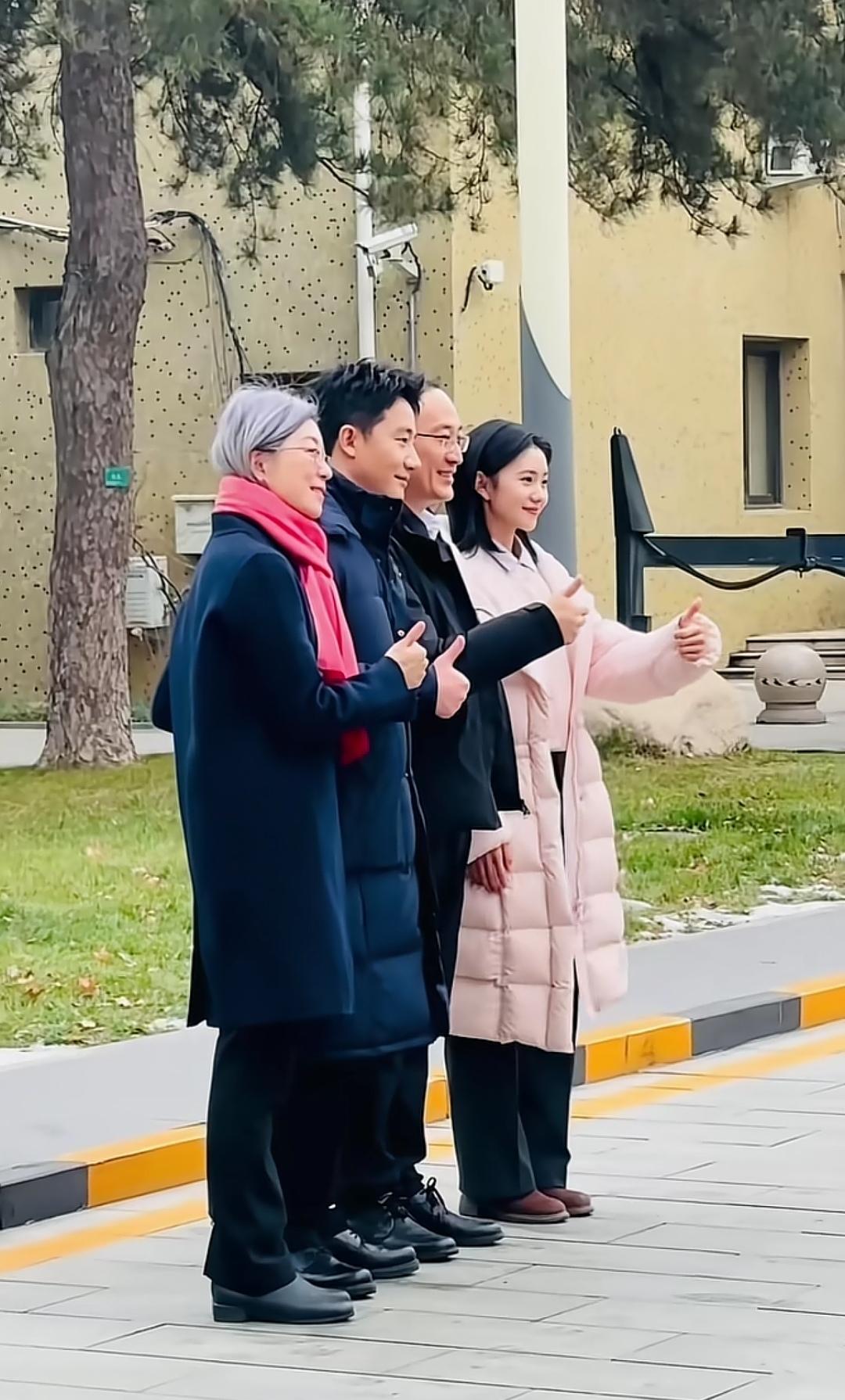 12月19日，黄轩和刘浩存一起回到母校参加活动了，作为学哥学姐，能抽出时间回母校