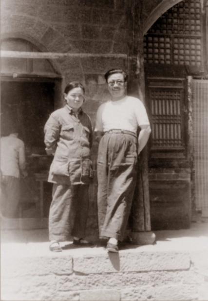 1931年黄昏，上海一处秘密联络点门一开，一个满脸灰尘、衣衫褴褛的女乞丐跌跌撞撞