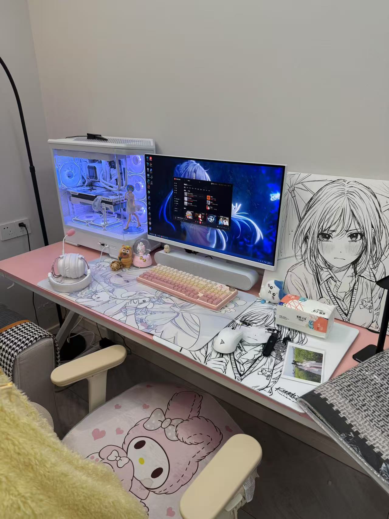 一个忠实女粉的电脑桌面几乎清一色鸽鸽外设和电脑​​​