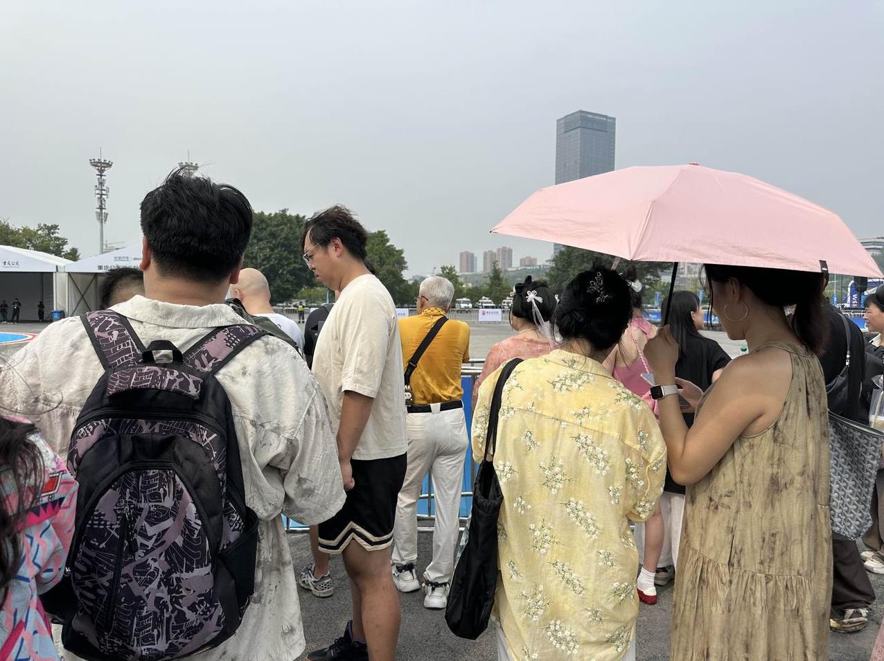 这天气，太闷热了！简直要命！9月5日下午3点半左右，我们在重庆国际博览中心，在浑