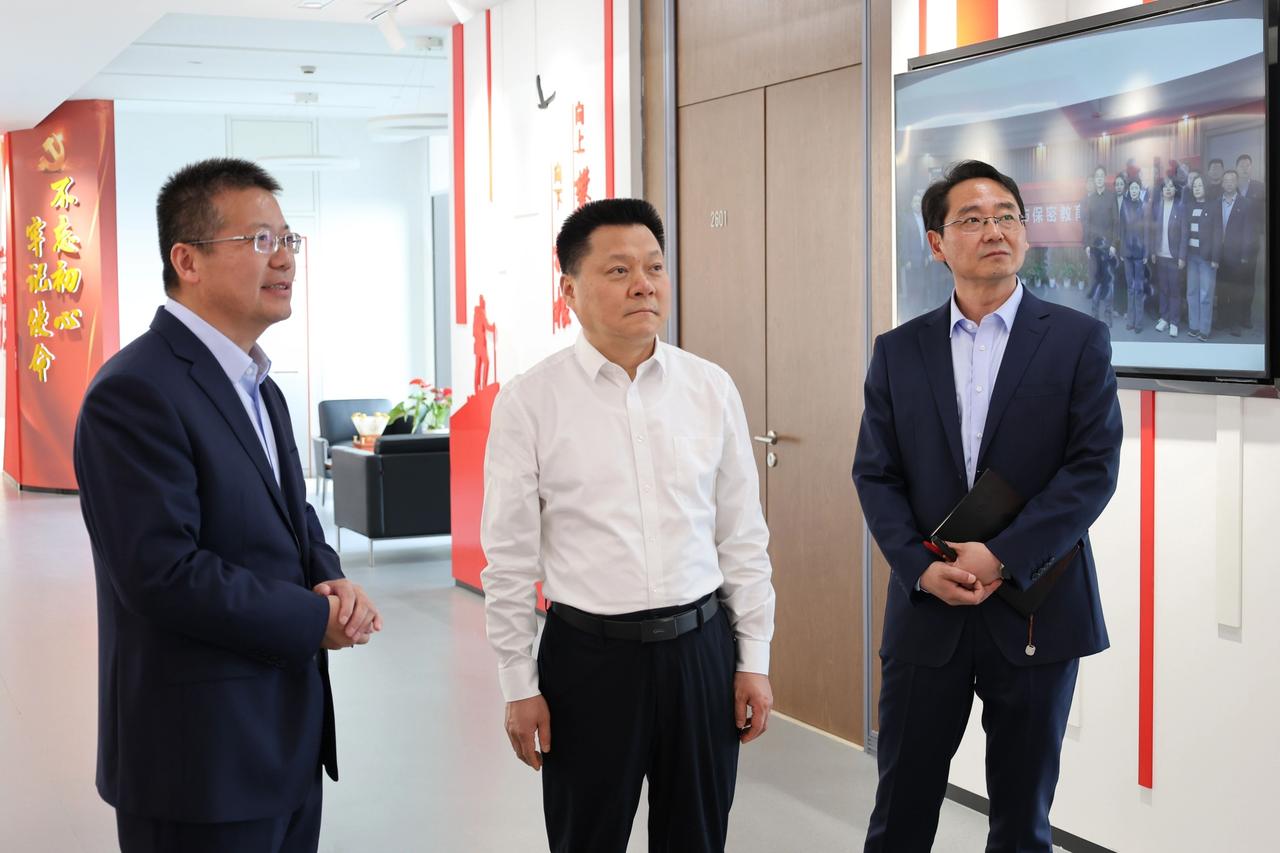 近日，江苏交控党委书记、董事长王先正到江苏高能调研，现场参观了“讲好三个故事”、