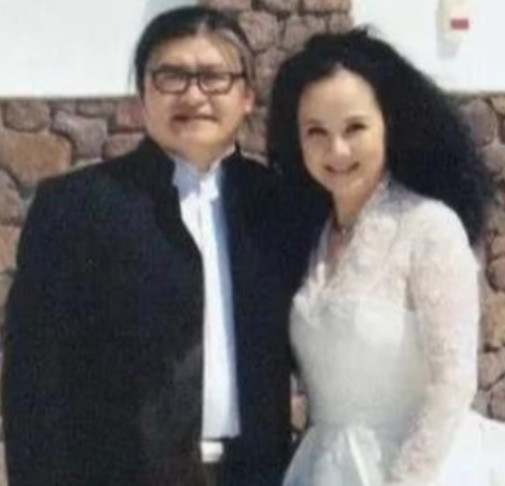 1987年，刘欢对主持人卢璐一见钟情，认识9天后就求婚成功，可是去民政局登记时，