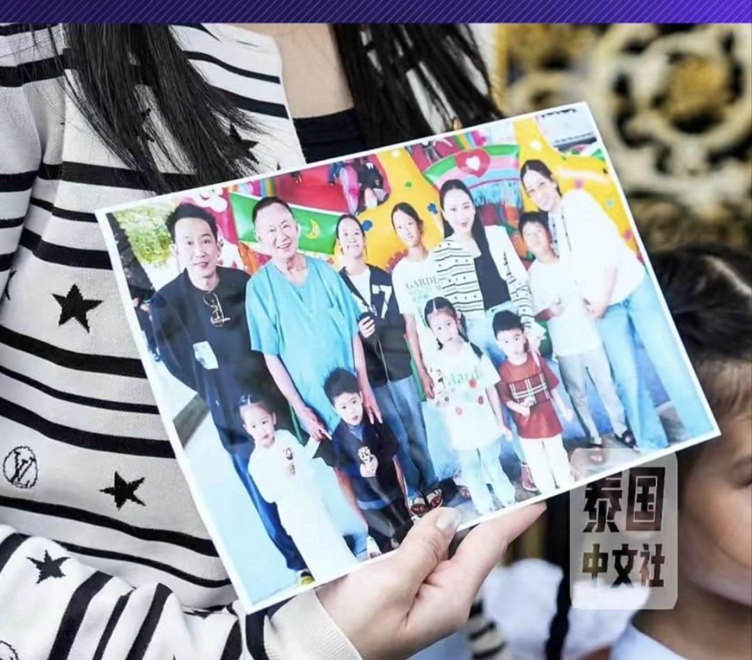 1月11日，佩通坦携大哥和姐姐萍通塔自己七个孙辈来曼谷空普兰监狱探望他信。他信与