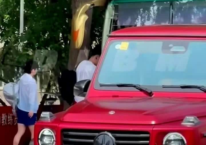 7.1莎头俩上训，大G旁边有一个小可爱，一不小心又同框啦。莎莎那个背影真是绝