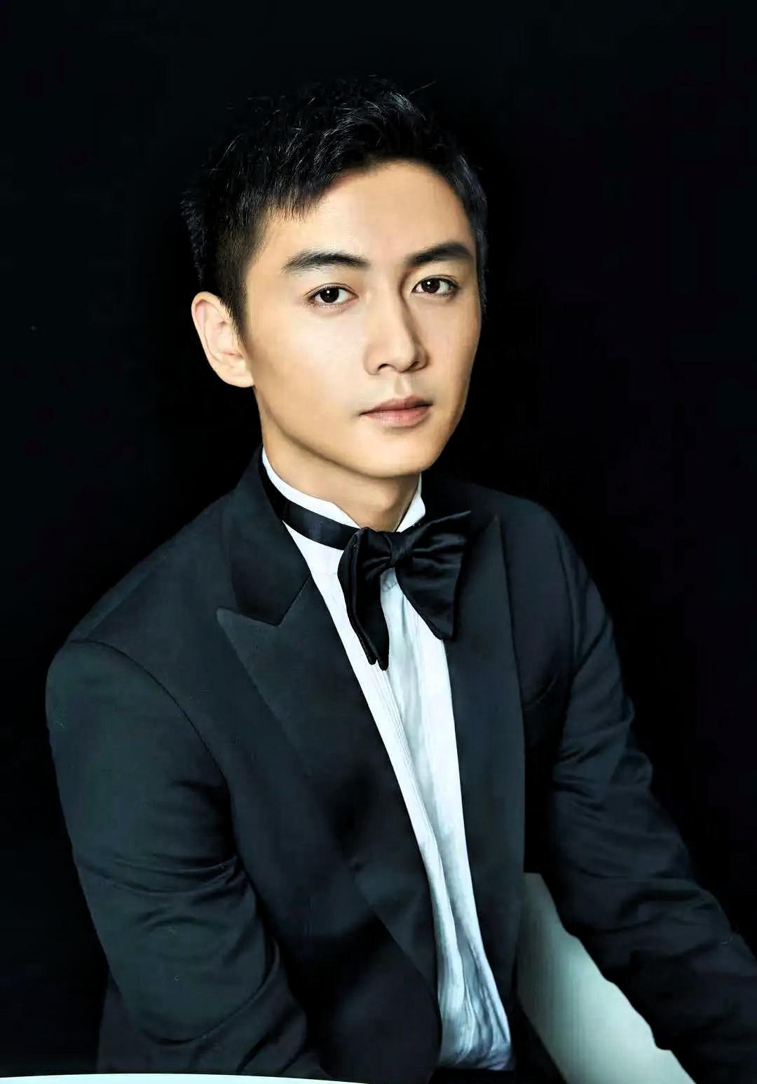 鲁豫问陈晓:“你的朋友多吗？”陈晓摇摇头:“我没有朋友。”主持人惊讶:“怎么会没