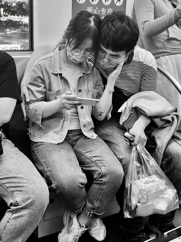为什么异性之间喜欢玩暧昧?异性之间喜欢玩暧昧，原因还挺多。中年时，生活和工作压