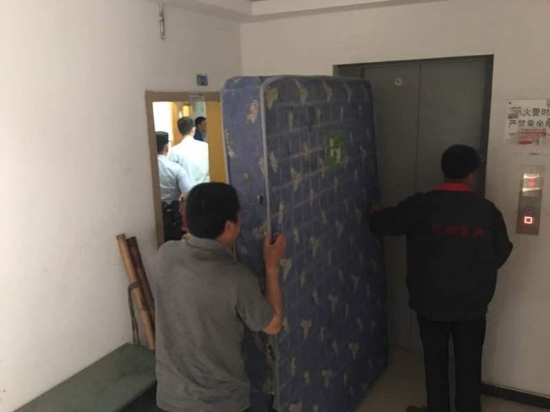 这家人堵死自家锁眼 有人敲门狗都不叫