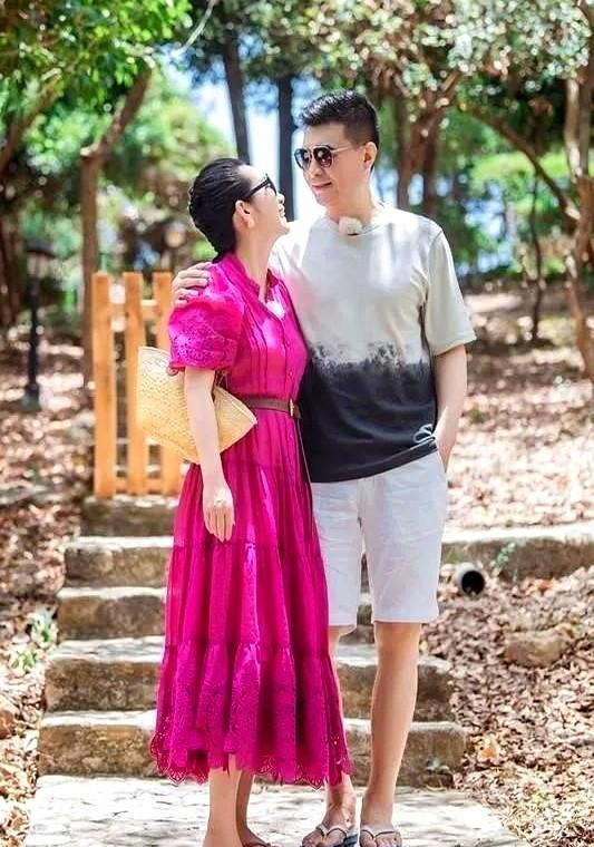 秦海璐这身玫红连衣裙，直接把“中年少女感”四个字刻进DNA里了。王新军隔空喊话