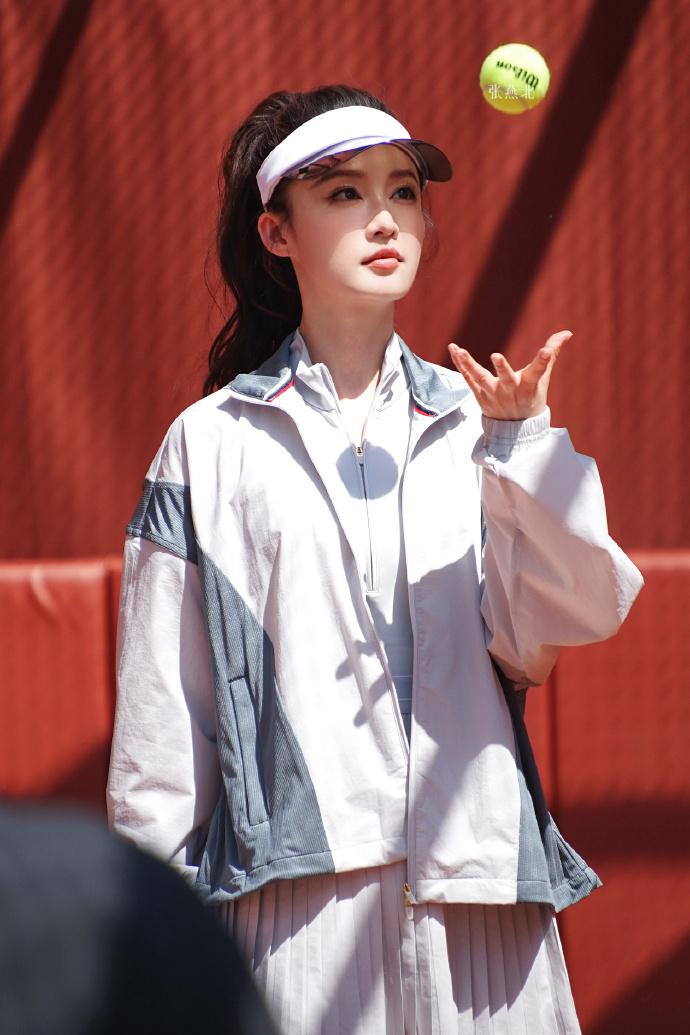 最近李沁在出席时尚活动的时候搭配的像个运动少女，看上去年轻又靓丽，还很有活力气息