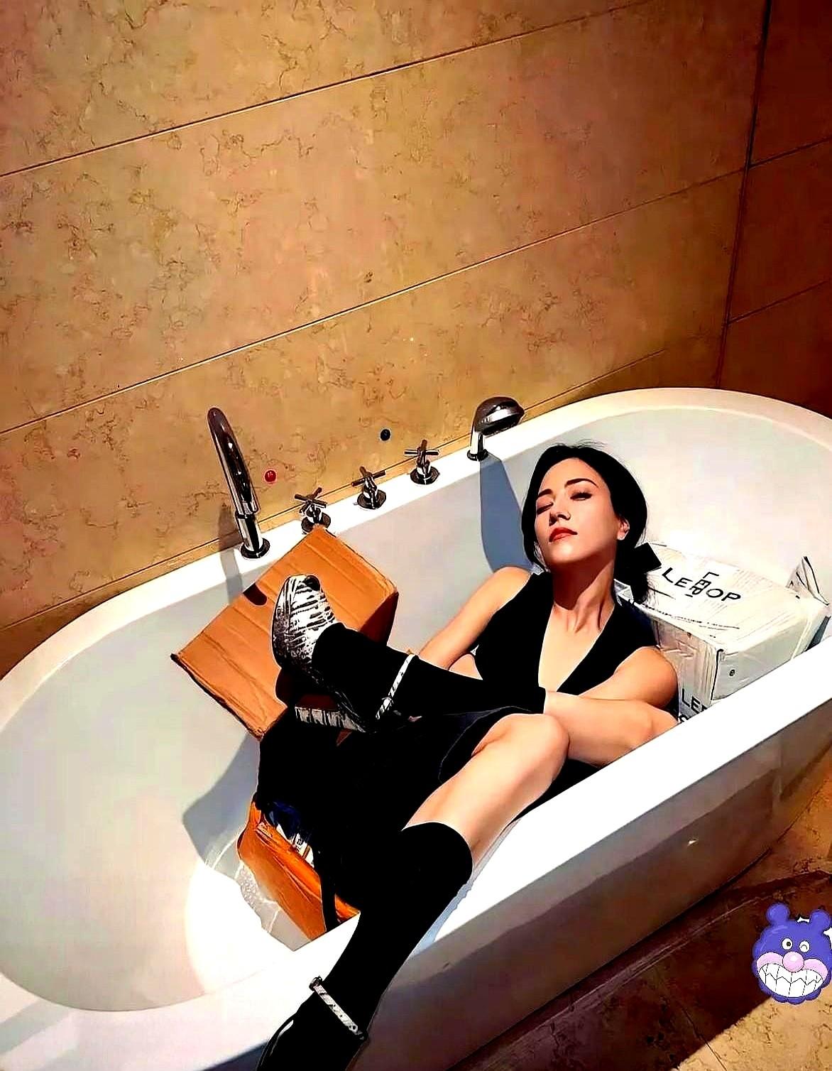 还以为嫁入豪门就得夹着尾巴做人？大错特错。全网都等着看她收敛锋芒、变得温顺听