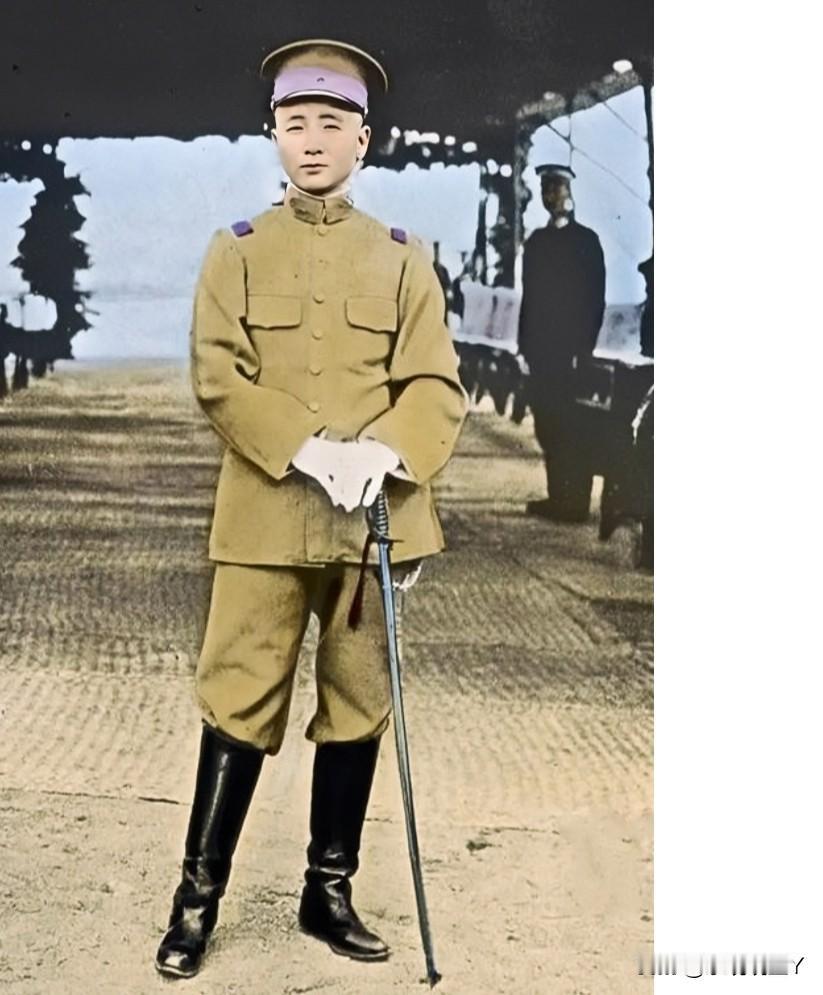 张学良的父亲张作霖，1912年他年轻时的珍贵留影。时年37岁，玉树临风，仪表堂堂