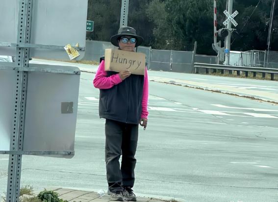 2026年7月18号，旧金山街头，一个瘦得脱了相的中国男人蜷在路边，举着块硬纸板