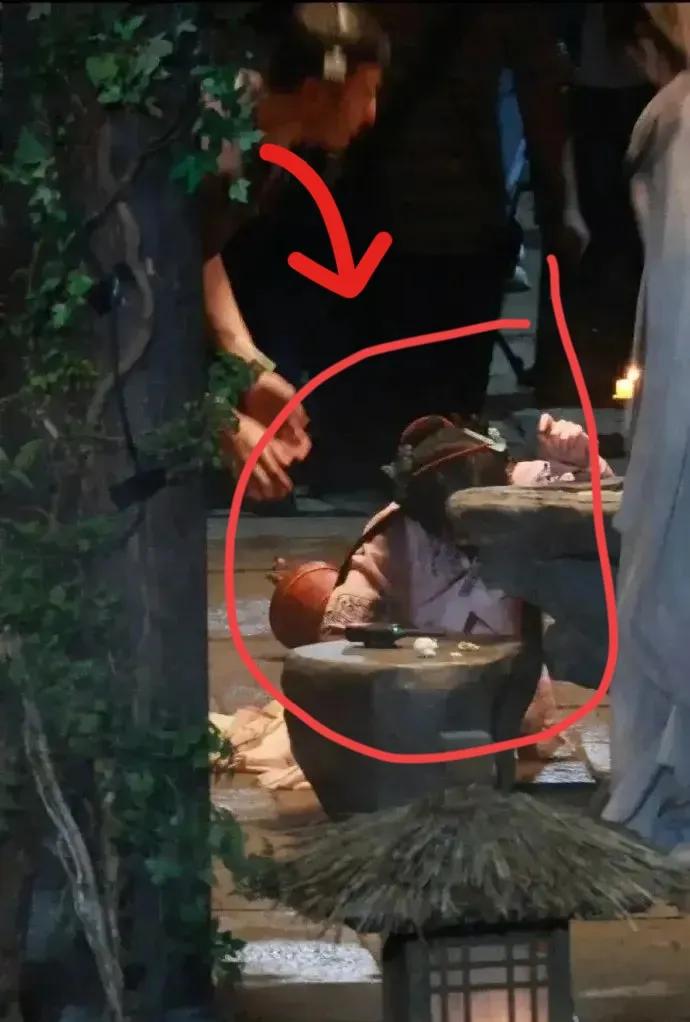 演员鞠婧祎片场突发意外？演员鞠婧祎在拍摄《来战》期间意外摔倒了。好巧不巧，当