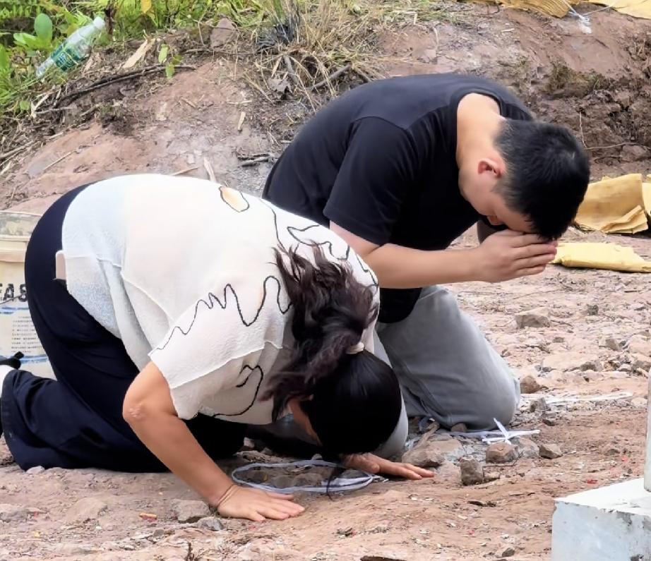 谢浩男在外公坟前跪拜引泪目！6月16日谢浩男妈妈许健华终于更新动态了，视频中许