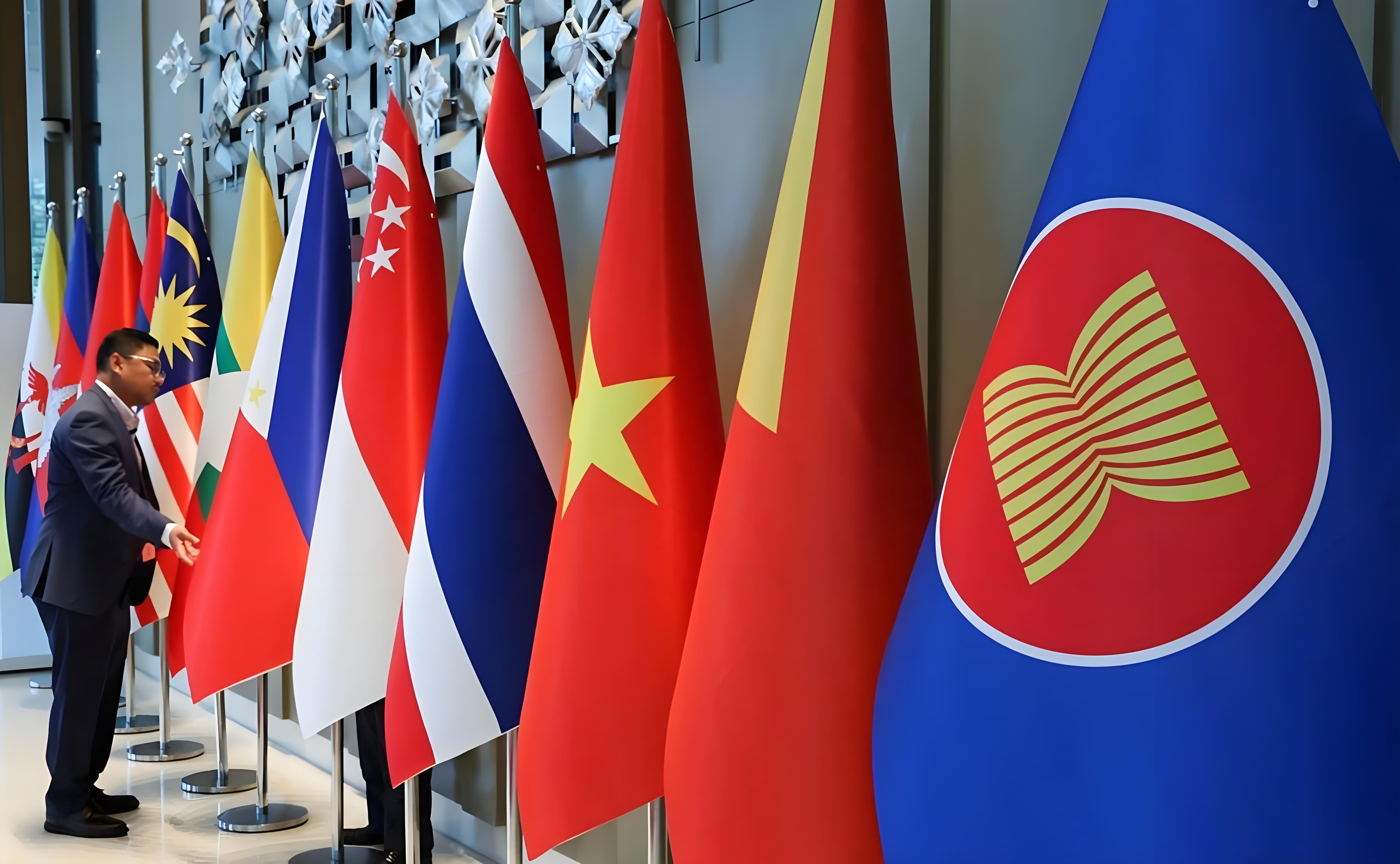 事出反常必有妖，东盟峰会，不能说是万国来朝，但却是宾客四座，毕竟能够把欧盟女外长