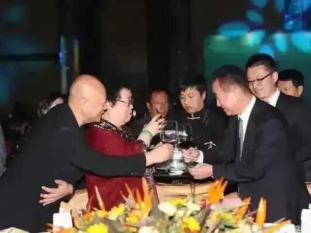 有一次，陈丽华带迟重瑞与王健林一起聚餐，看到陈丽华，王健林非常地谦恭，敬酒时杯子