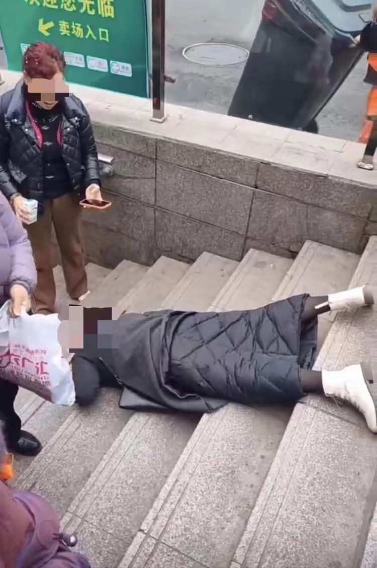 一27岁女子倒在路边台阶，被晨练大爷扶起送医，谁知，医生做完检查，开口一句话，让